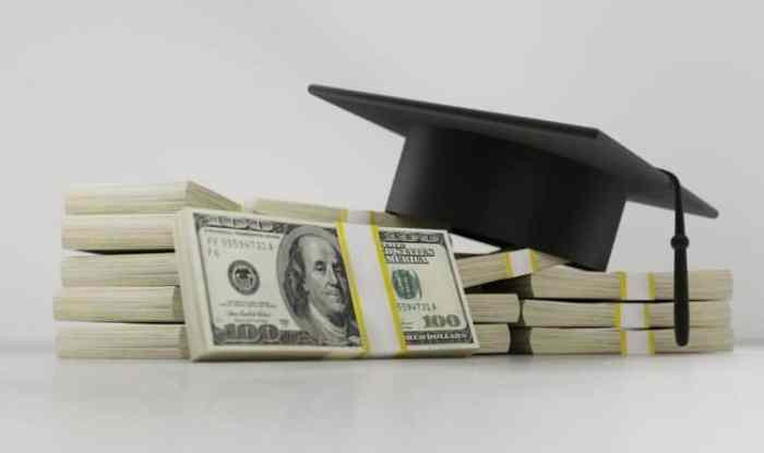Can scholarships be used to pay student loans