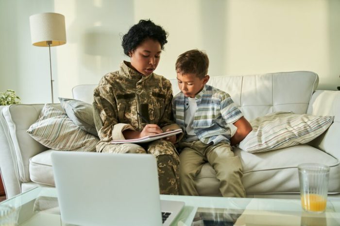 Spouse spouses militari employment scholarships veterans debt moglie marito affari survivor vets veteran hugging marido militar abrazando saluti ispanici veterano