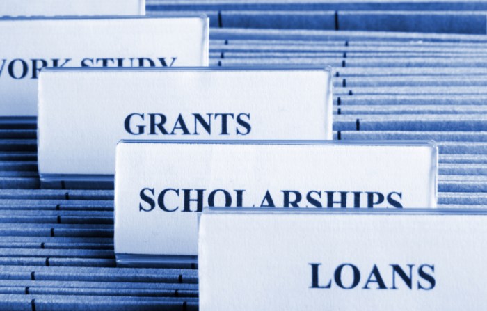 Can scholarships be used to pay student loans