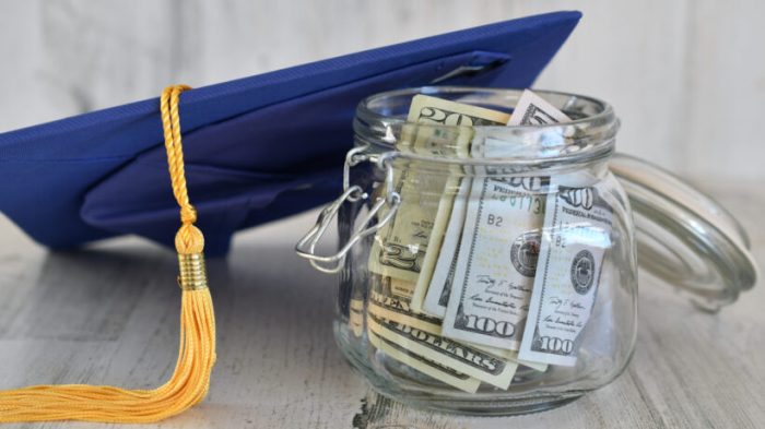 Does the navy pay off student loans